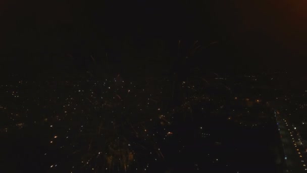 Фейерверки в ночном небе — стоковое видео