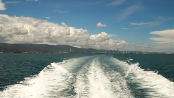 Trace sur l'eau derrière le ferry . — Video