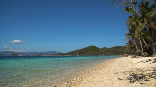 Nádherná pláž na tropickém ostrově Malcapuya. Filipíny. — Stock video
