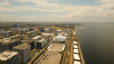 Gökdelenleri ve binaları olan bir havacılık şehri. Filipinler, Manila, Makati.