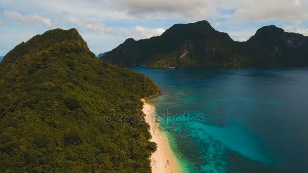 Plage tropicale avec bateaux, vue aérienne. Île tropicale . — Video