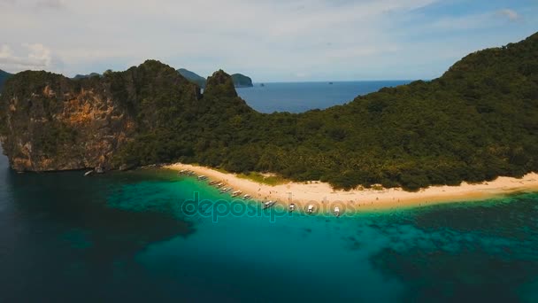 Praia tropical com barcos, vista aérea. Ilha tropical . — Vídeo de Stock
