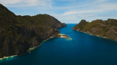 Tropik ada ve kumlu plajları, havadan görünümü. El Nido