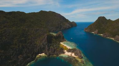 Tropik ada ve kumlu plajları, havadan görünümü. El Nido