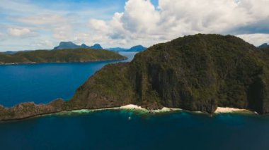 Tropik ada ve kumlu plajları, havadan görünümü. El Nido