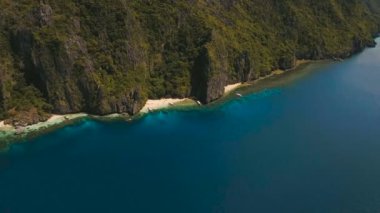 Tropik ada ve kumlu plajları, havadan görünümü. El Nido