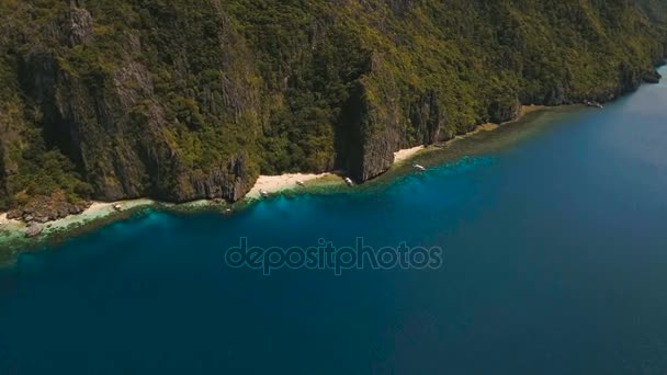 Tropický ostrov a písčitými plážemi, letecký pohled. El Nido — Stock video