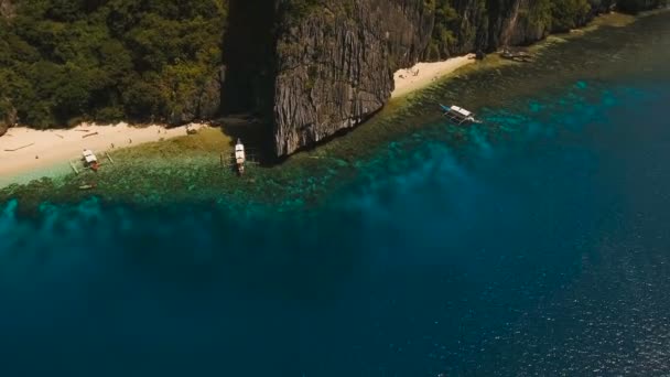 Pięknej tropikalnej laguny, widok z lotu ptaka. Tropikalna wyspa. — Wideo stockowe