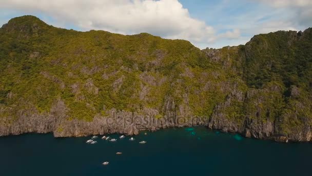 Playa tropical con botes, vista aérea. Isla tropical . — Vídeos de Stock