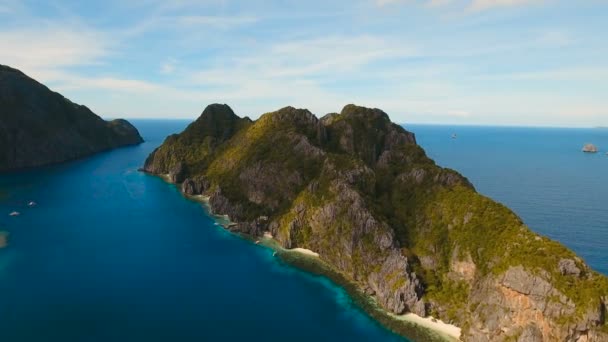 La belle baie vue aérienne. Îles tropicales . — Video