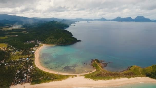 Antenn Visa vacker strand på en tropisk ö. Filippinerna, El Nido. — Stockvideo