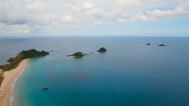 Luftaufnahme schöner Strand auf einer tropischen Insel. philippinen, el nido. — Stockvideo