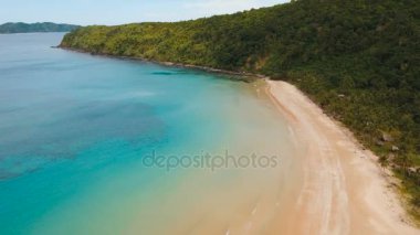 Hava güzel bir plaj tropikal bir adada görüntüleyin. Filipinler, El Nido.