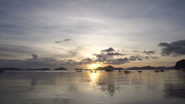 Belo pôr do sol sobre o mar. — Vídeo de Stock