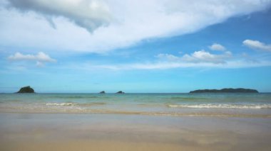 güzel bir plaj tropikal adada.