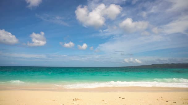 Nádherná pláž na tropickém ostrově. — Stock video