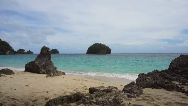 Schöner Strand auf tropischer Insel. — Stockvideo