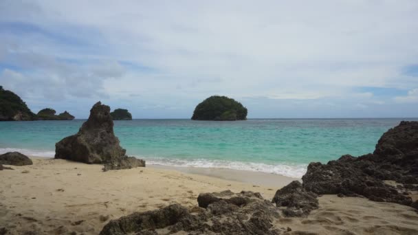 Belle plage sur île tropicale .