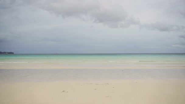 Mężczyzna biegający po plaży.. — Wideo stockowe