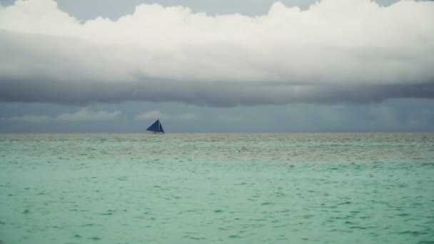 Zeilboot in blauwe zee. Boracay eiland Filippijnen. — Stockvideo