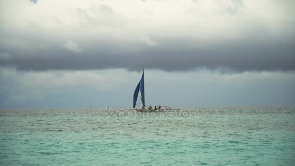 Voilier en mer bleue. Boracay île de Philippines.