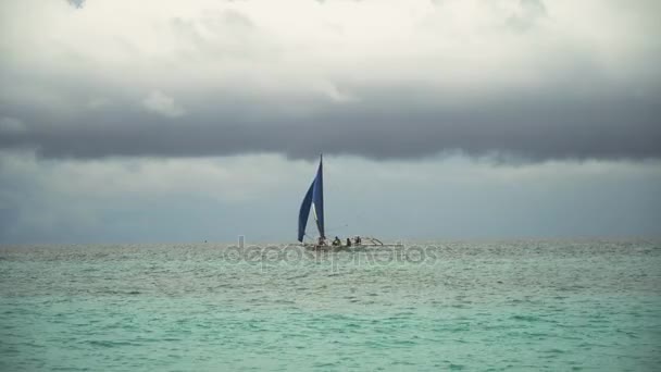 Zeilboot in blauwe zee. Boracay eiland Filippijnen. — Stockvideo