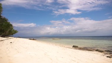 güzel bir plaj tropikal adada.