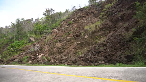 Deslizamiento de tierra en la carretera de montaña.. Camiguin isla Filipinas . — Vídeo de stock