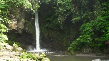 Güzel tropik şelale. Filipinler Camiguin Adası.