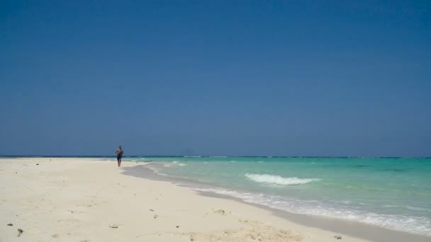 Hombre corriendo en la playa. — Vídeo de stock