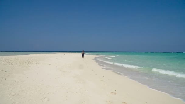 Homme courant sur la plage. — Video