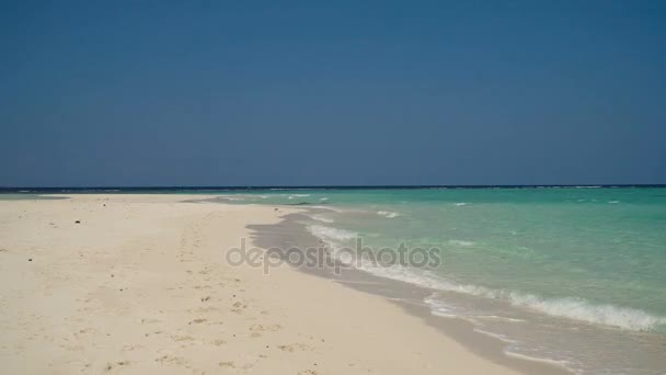 Hermosa playa en isla tropical . — Vídeo de stock