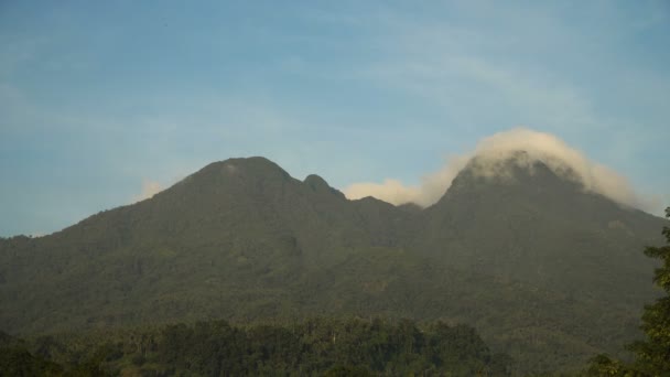 Paisagem de montanhas e céu.Ilha de Camiguin . — Vídeo de Stock