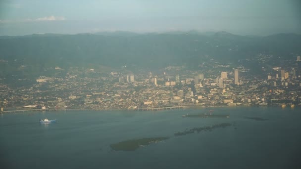 Вид с самолета, зависшего над Манилой, Филиппины . — стоковое видео
