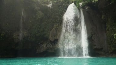 Güzel tropik şelale. Filipinler Cebu Adası.