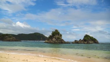 Tropikal plaj, mavi gökyüzü, bulutlar. Catanduanes, Filipinler.