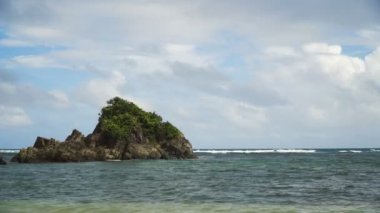 Tropikal plaj, mavi gökyüzü, bulutlar. Catanduanes, Filipinler.