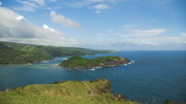 Tropik ada, plaj, kayalar ve dalgalar deniz manzarası. Catanduanes, Filipinler.