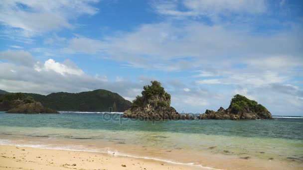 Tropisch strand, blauwe hemel, wolken. Catanduanes, Luzon. — Stockvideo