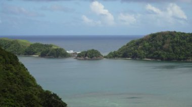 Tropikal lagün, deniz, plaj. Tropik ada. Catanduanes, Filipinler.