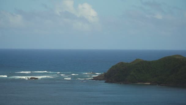 Tropikal lagün, deniz, plaj. Tropik ada. Catanduanes, Filipinler. — Stok video