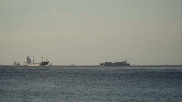 Nákladní loď plachty na moři. Filipíny, Manila. — Stock video