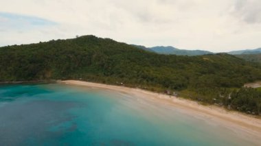 Hava güzel bir plaj tropikal bir adada görüntüleyin. Filipinler, El Nido.