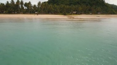 Hava güzel bir plaj tropikal bir adada görüntüleyin. Filipinler, El Nido.