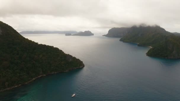 La belle baie avec montagnes rochers vue aérienne. Îles tropicales . — Video