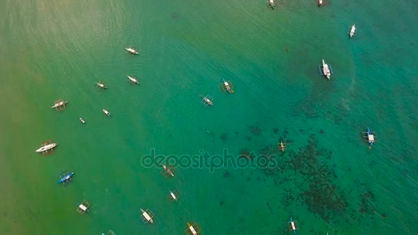 De mooie baai met boten. Luchtfoto. — Stockvideo