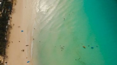 Tropikal adada hava manzaralı güzel bir plaj. Filipinler Boracay Adası.
