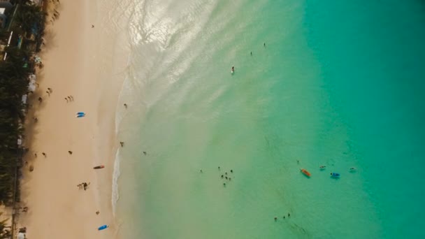 Uitzicht vanuit de lucht prachtig strand op tropisch eiland. Boracay eiland Filippijnen. — Stockvideo