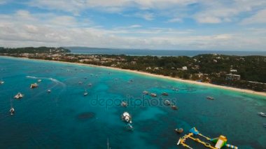 Tropikal adada hava manzaralı güzel bir plaj. Filipinler Boracay Adası.
