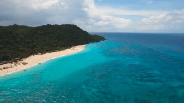 Tropikal adada hava manzaralı güzel bir plaj. Filipinler Boracay Adası.